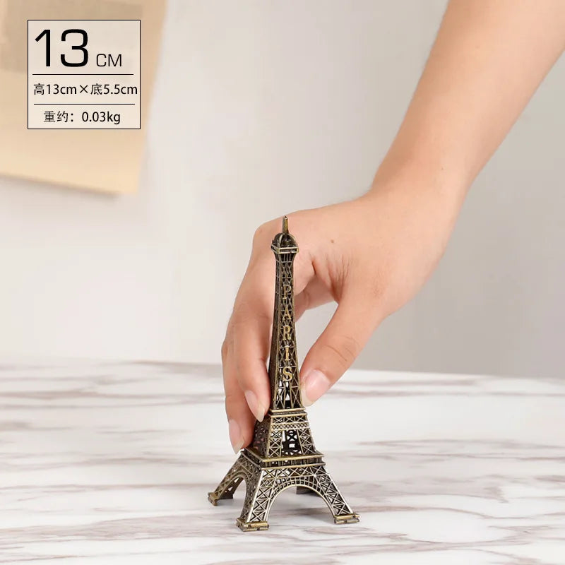 “Figura Decorativa en Metal de la Torre Eiffel | Modelo en Bronce Ideal como Souvenir y Accesorio para Embellecer Interiores, Aportando Elegancia y Estilo a tu Hogar.”