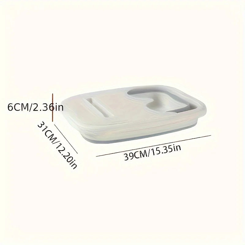 Disfruta de un momento de relajación y cuidado para tus pies con esta tina plegable de diseño ergonómico. Su formato portátil y con tapa la hace perfecta para usar en casa o llevar de viaje