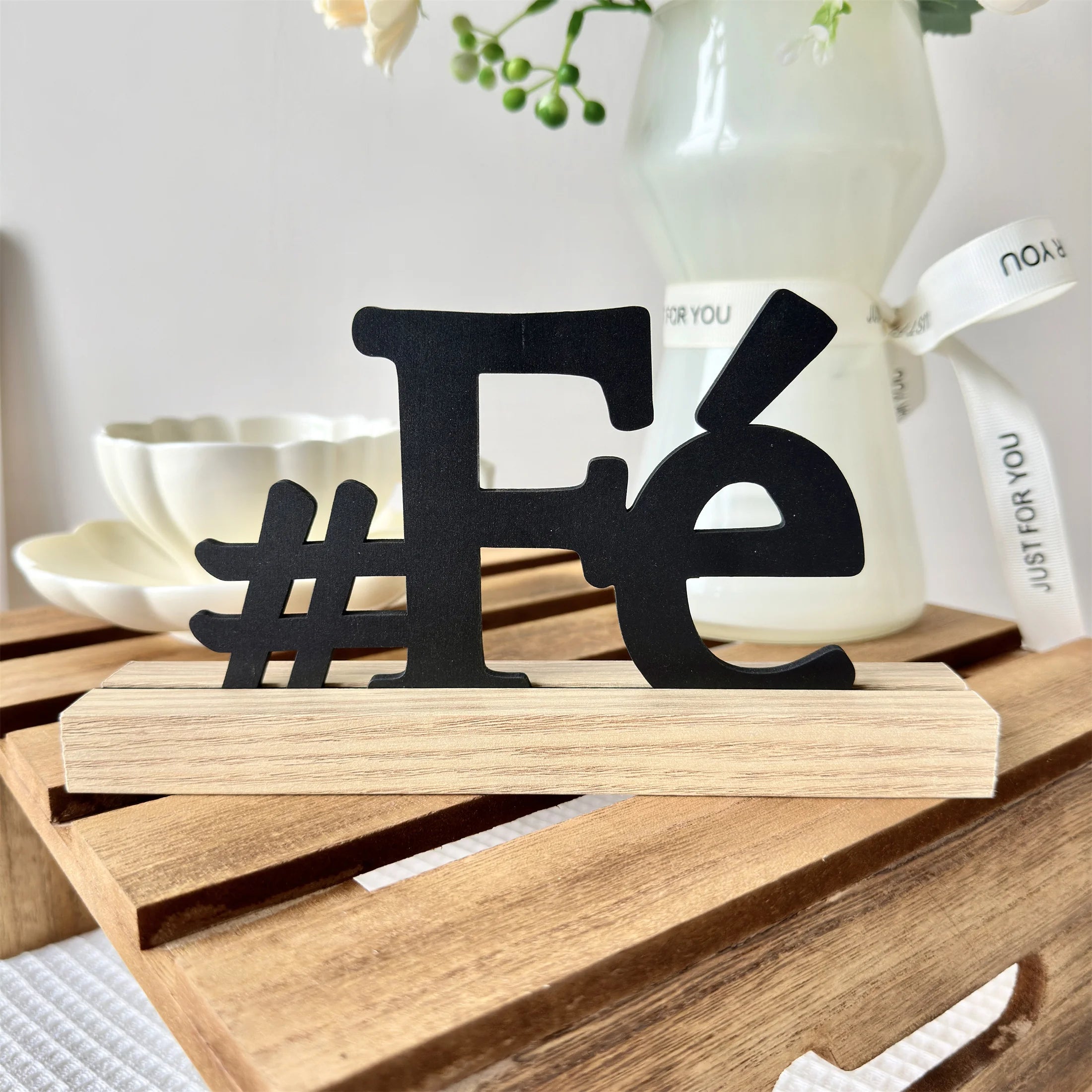 “Cartel de Madera Inspirador Portugués | Pieza Decorativa Motivacional, Versátil como Centro de Mesa o Adorno de Pared, Perfecto para Cualquier Habitación del Hogar u Oficina.”