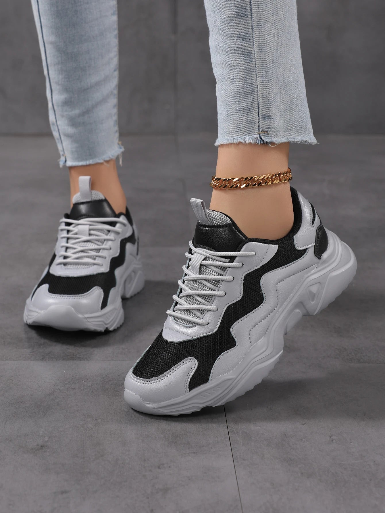 Comodidad y estilo en cada paso
Las Zapatillas Blancas de Mujer, Ligeras y Transpirables, combinan diseño versátil con máxima comodidad para el uso diario.