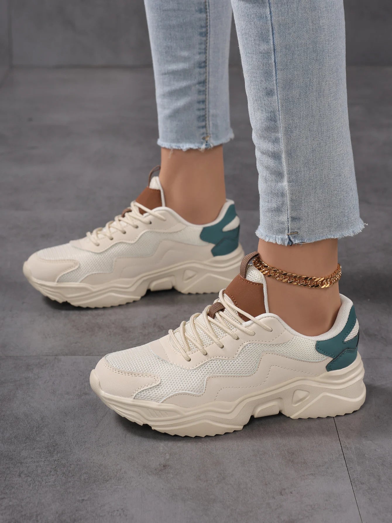Comodidad y estilo en cada paso
Las Zapatillas Blancas de Mujer, Ligeras y Transpirables, combinan diseño versátil con máxima comodidad para el uso diario.