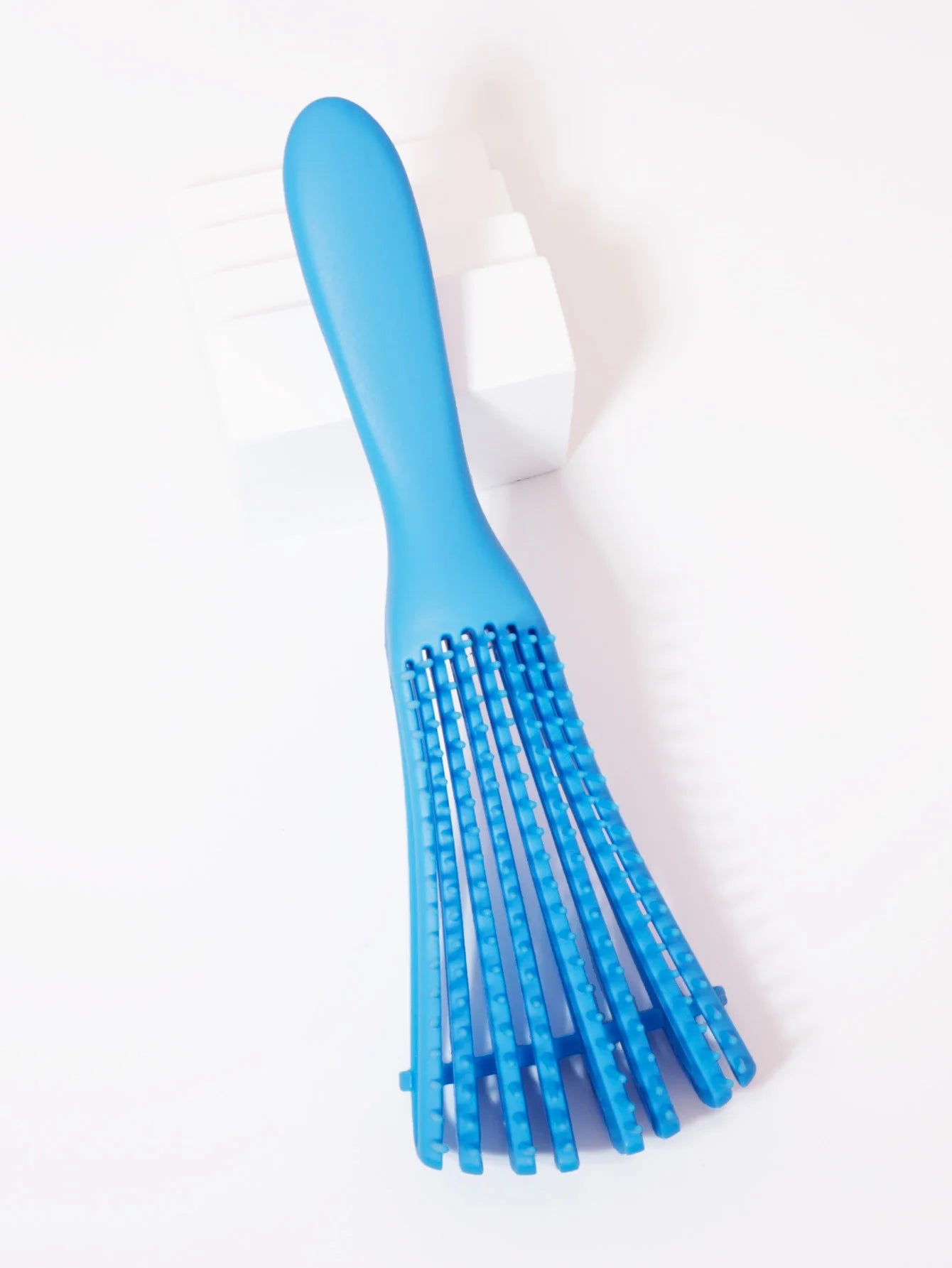 Cepillo Exfoliante Ajustable | Para cualquier tipo de cabello, especial para pelo rizo. Sus cerdas regulables desenredan suavemente, estimulan el cuero cabelludo y se pueden usar tanto en cabello seco como húmedo, dejando un