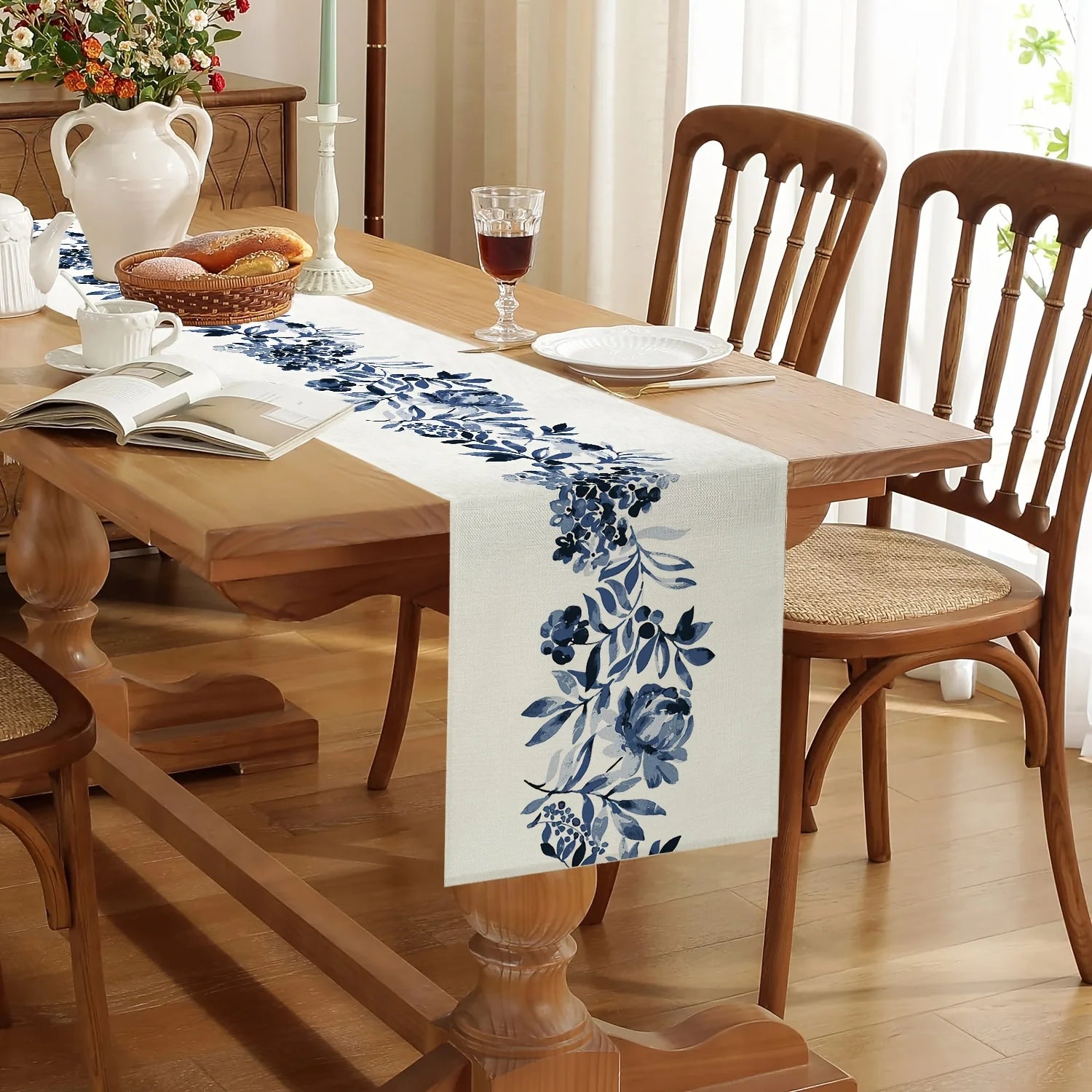 “Camino de Mesa de Lino Boho con Flores Azules | Ideal para Decorar Comedores, Cocinas, Aparadores y Mesas en Bodas, Fiestas o Celebraciones Especiales, Aportando Estilo y Elegancia.”