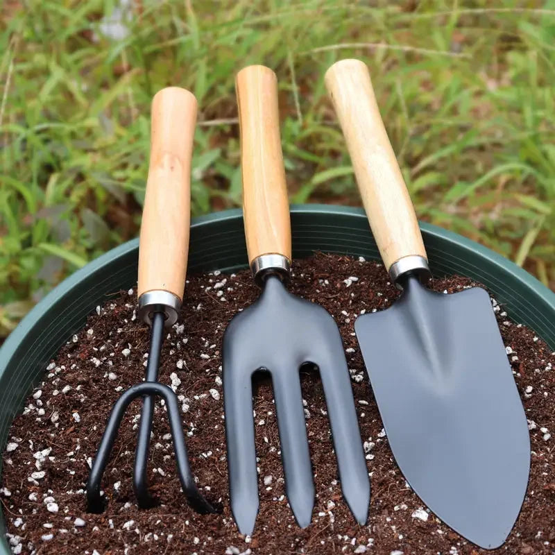 “Juego de 3 Herramientas de Jardinería Mini | Perfectas para Aflojar Tierra, Plantar y Cuidar Macetas en Interiores o Jardín. Prácticas, Multifuncionales y de Uso Doméstico.”
