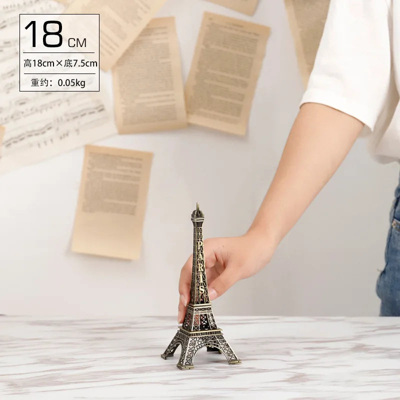 “Figura Decorativa en Metal de la Torre Eiffel | Modelo en Bronce Ideal como Souvenir y Accesorio para Embellecer Interiores, Aportando Elegancia y Estilo a tu Hogar.”
