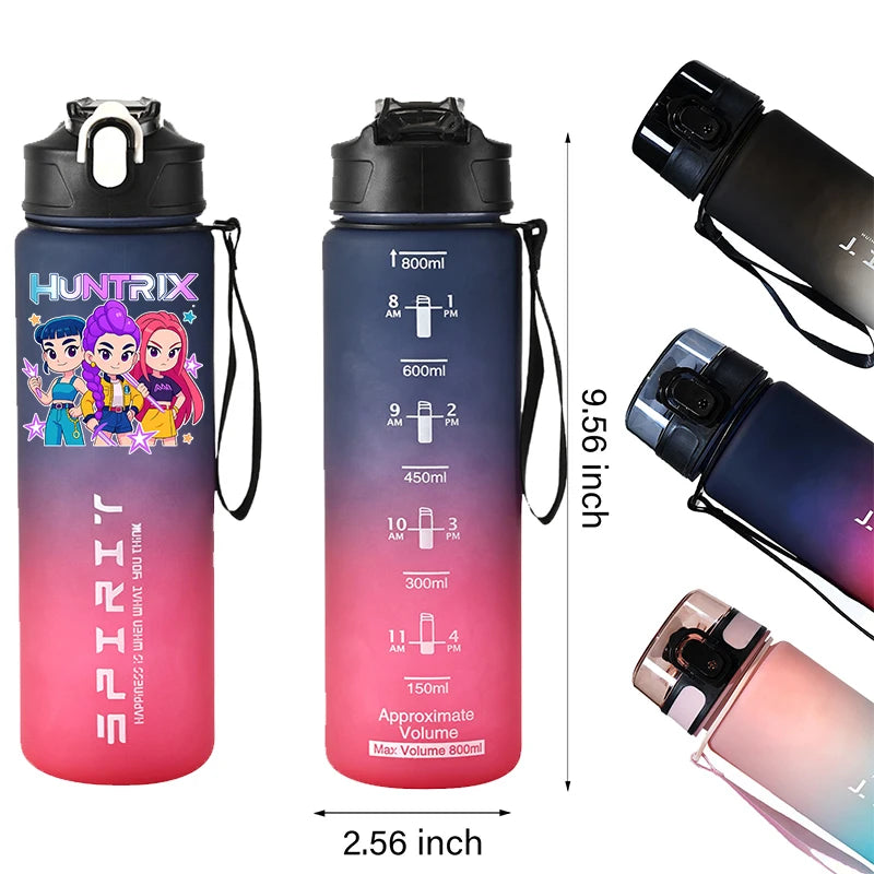 Botella Deportiva K-Pop Demon Hunters 800ml | Botella de plástico resistente y a prueba de fugas, con escala medidora. Ideal para viajar, entrenar o actividades diarias, manteniendo tu bebida segura y accesible. Perfecta par
