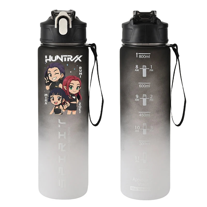 Botella Deportiva K-Pop Demon Hunters 800ml | Botella de plástico resistente y a prueba de fugas, con escala medidora. Ideal para viajar, entrenar o actividades diarias, manteniendo tu bebida segura y accesible. Perfecta par